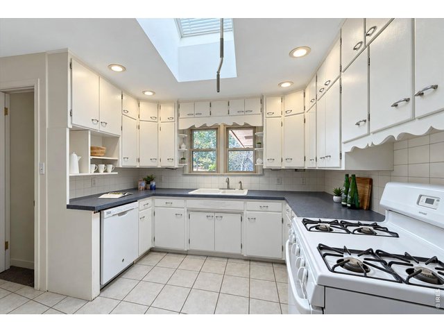 Property Photo 11 Bright Kitchen