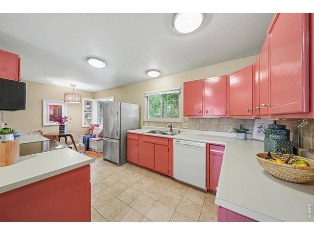 Property Photo 10 Large Kitchen - ceramic title floors