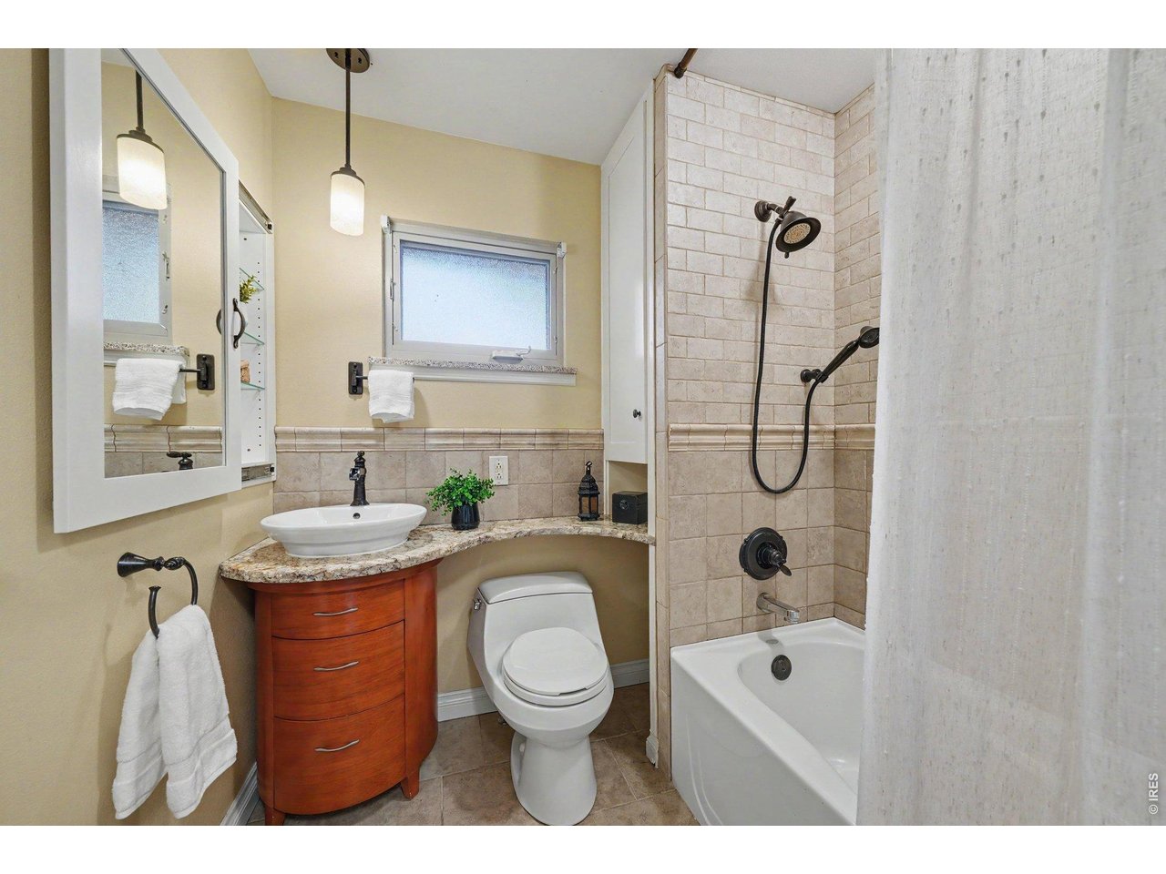 Property Photo 13 Update Full Bath - main floor!
