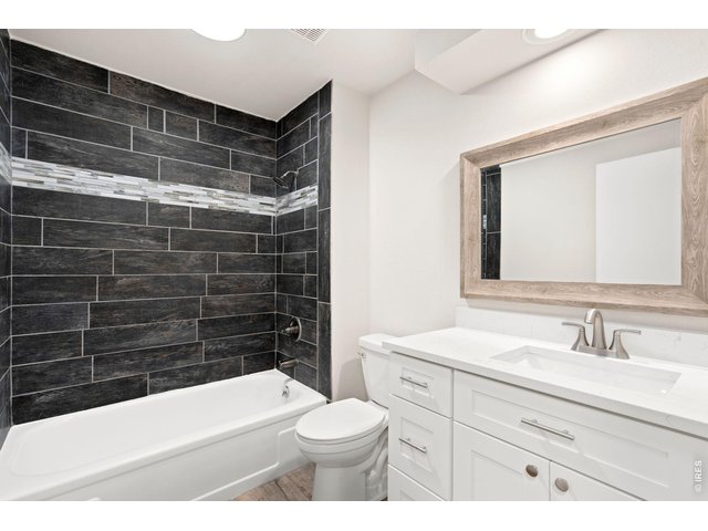 Property Photo 27 Full bath, upper floor