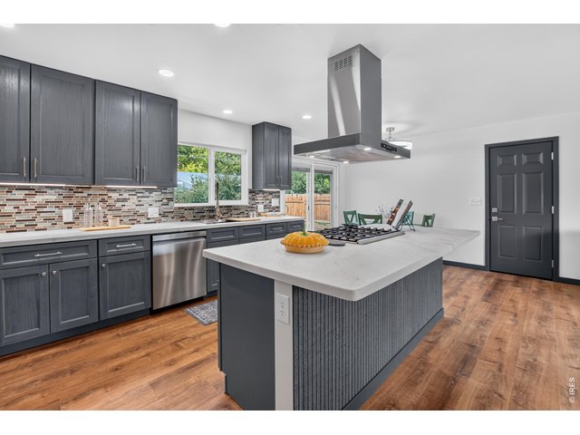 Property Photo 8 Spacious island with room for extra seating