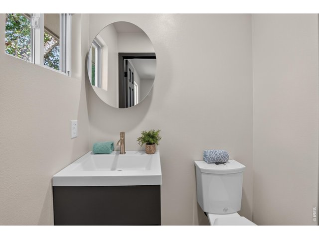Property Photo 13 Ensuite half bath of primary bedroom
