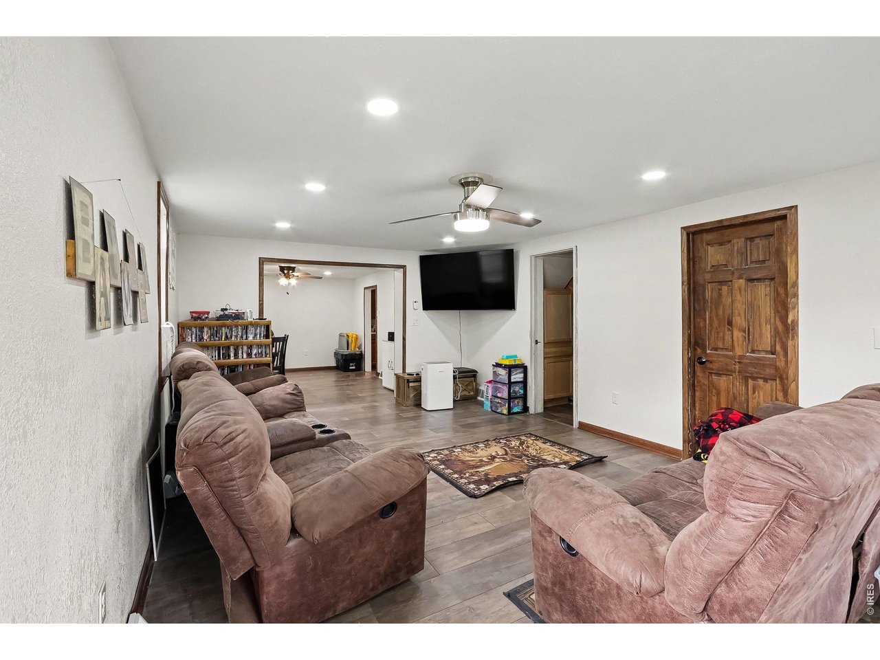 Property Photo 2 Large Livinhttps://pics.iresmls.com/PropPhoto/024/226/024226139_320x240.jpgg room