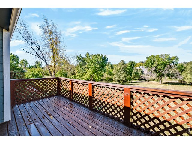 Property Photo 3 Enjoy the sunsets from this west-facing balcony!