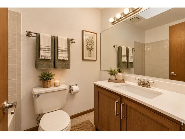 Property Photo 32 Full bathroom, upper level. Virtually Staged.