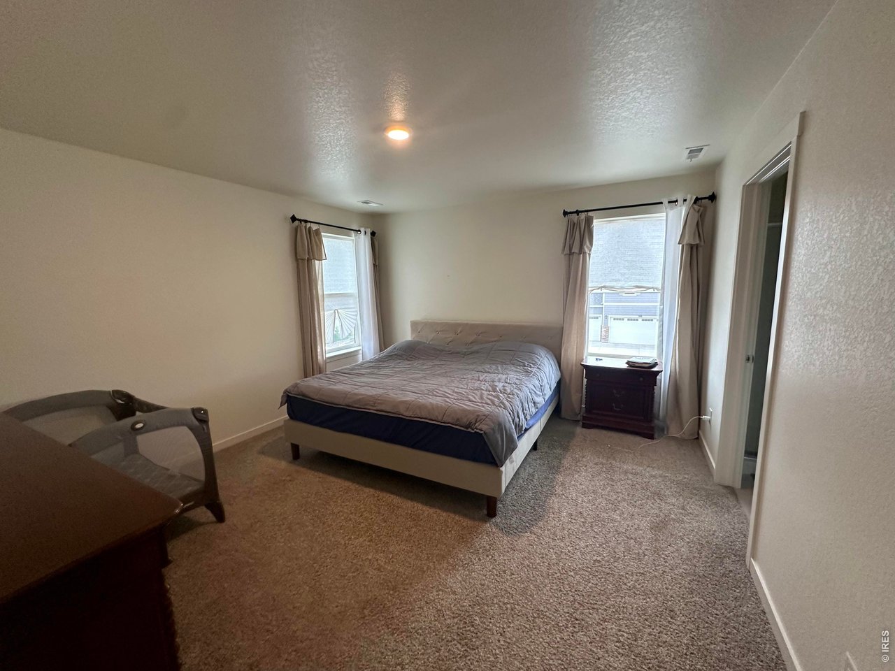 Property Photo 17 Primary bedroom
