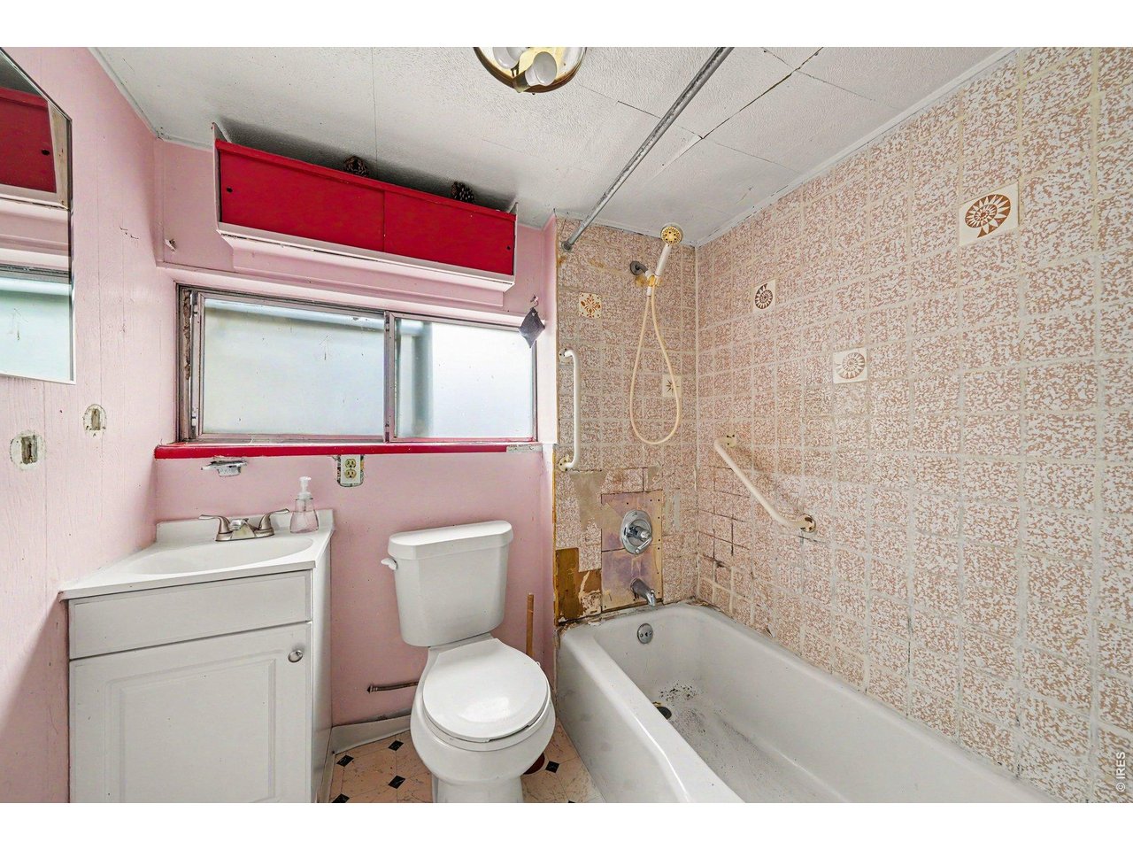 Property Photo 13 Mainfloor bath