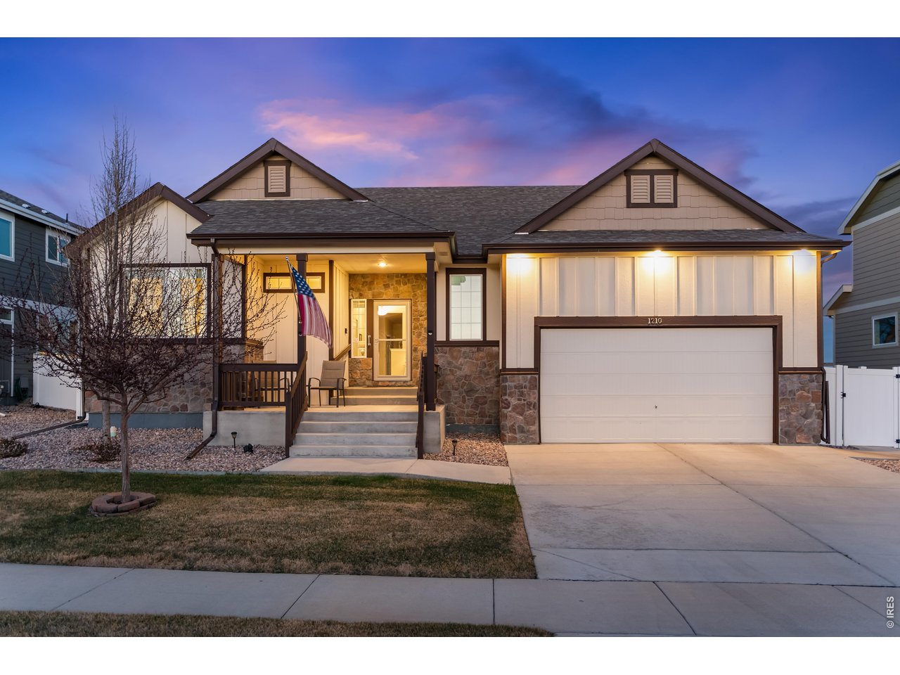 Property Photo 2 Gorgeous Front Curb Appeal!