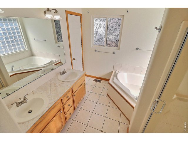 Property Photo 18 Primary 5-Piece Bathroom