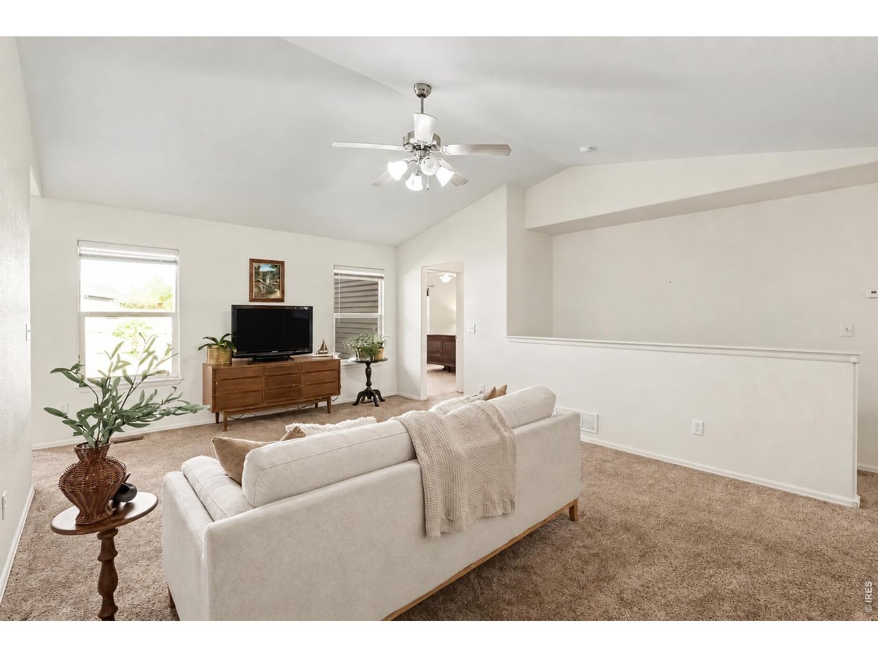 Property Photo 4 Vaulted ceilings