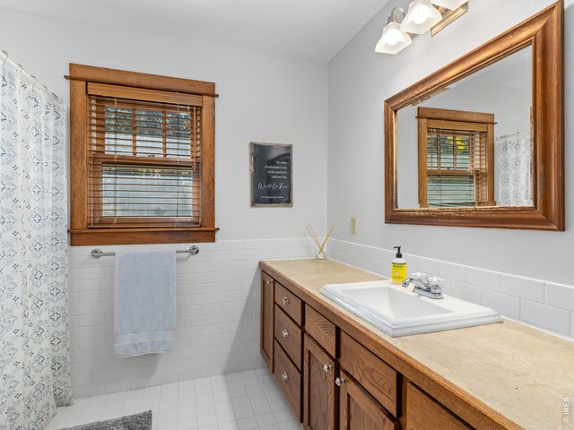 Property Photo 29 Full bath upstairs
