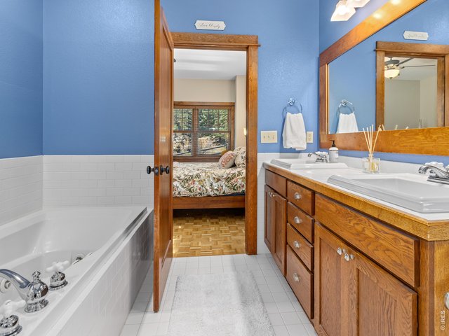 Property Photo 25 5-piece primary bath