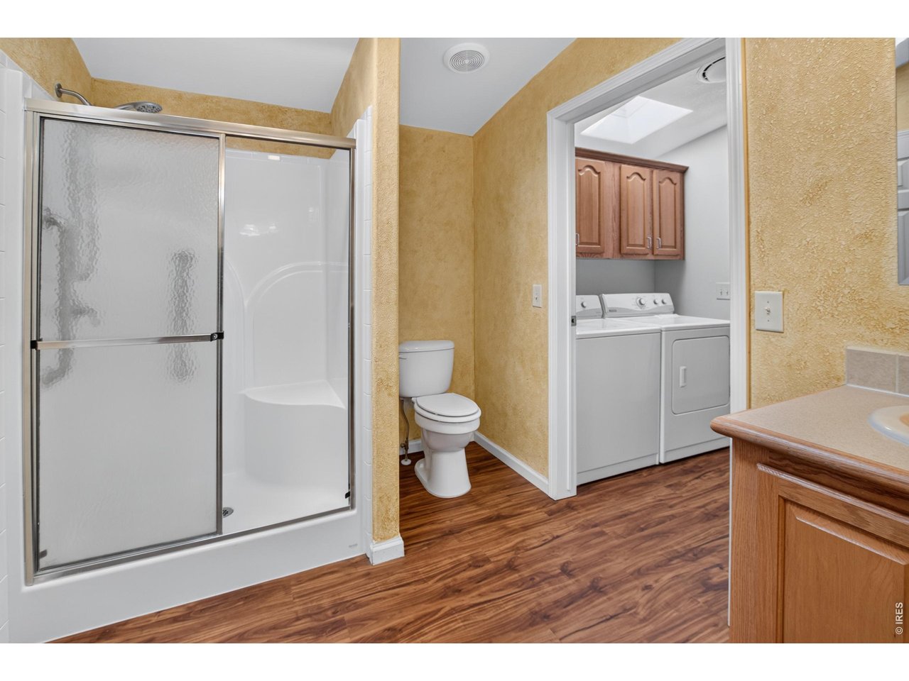 Property Photo 16 Primary bathroom