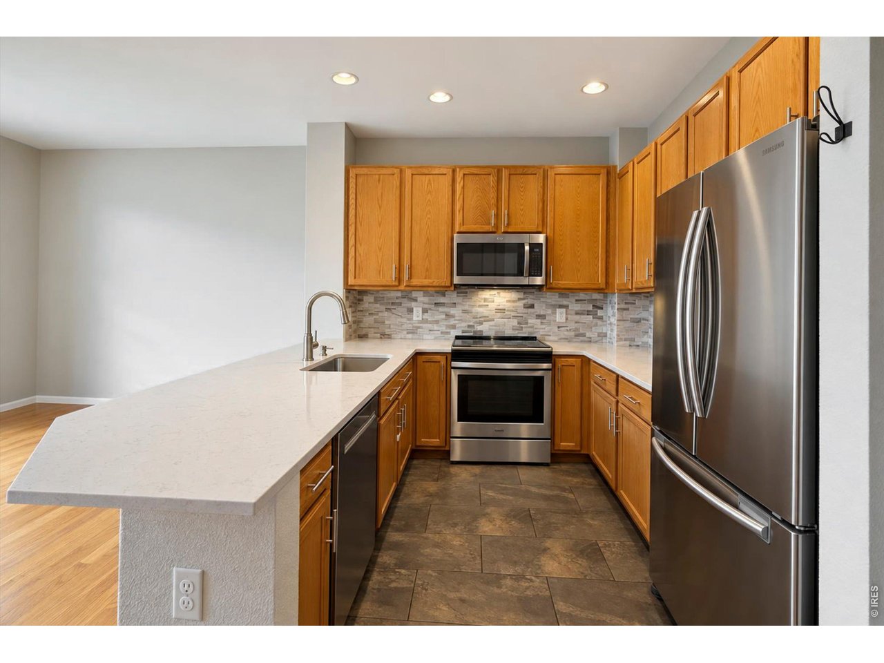 Property Photo 12 stainless steel appliance package