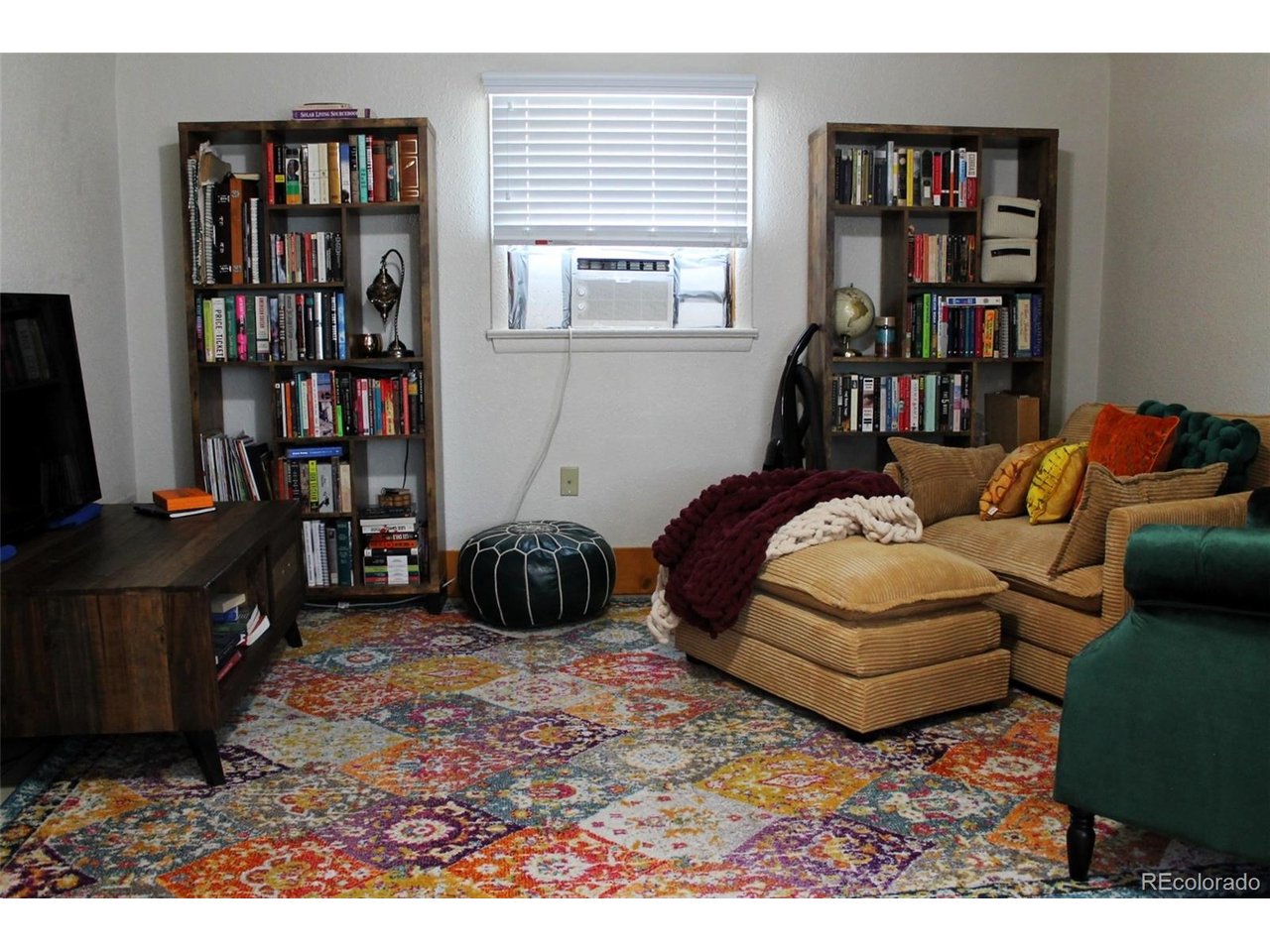 Centrally located Living Room