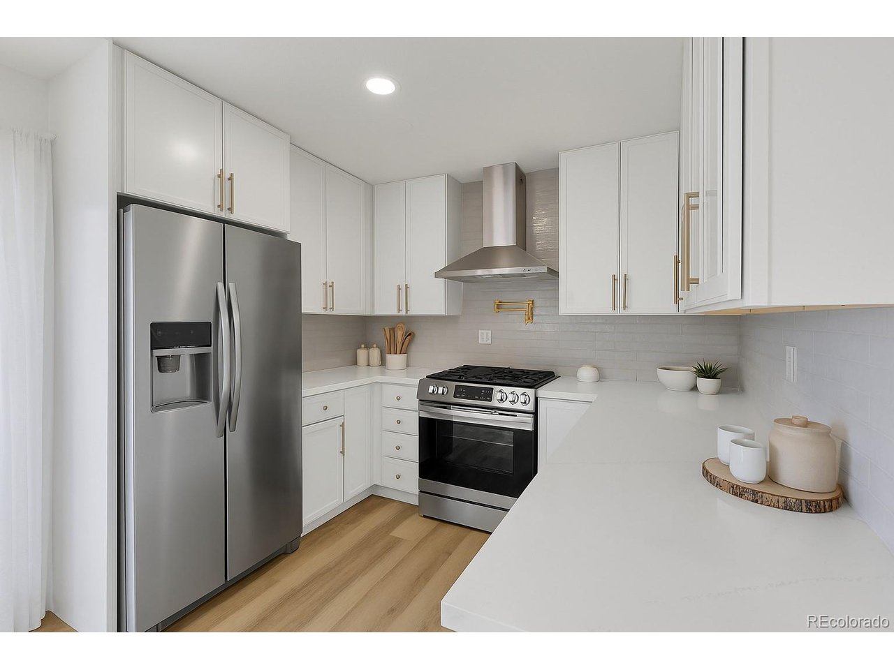 BRAND NEW SS APPLIANCES INCLUDING A HOOD VENT AND IN-DRAWER MICROWAVE!