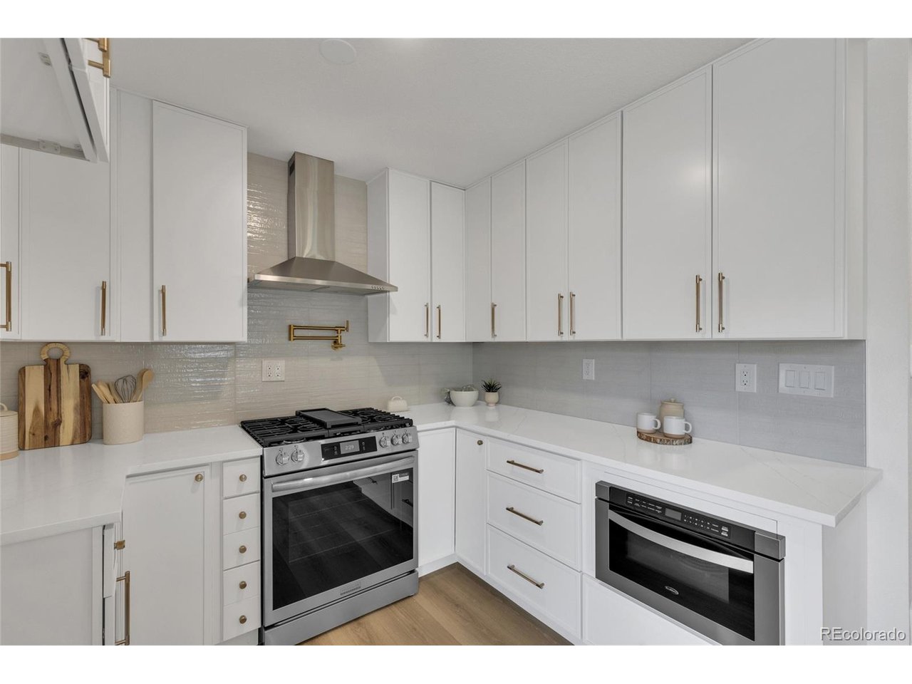 CUSTOM TILED BACKSPLASH AND QUARTZ COUNTERTOPS!