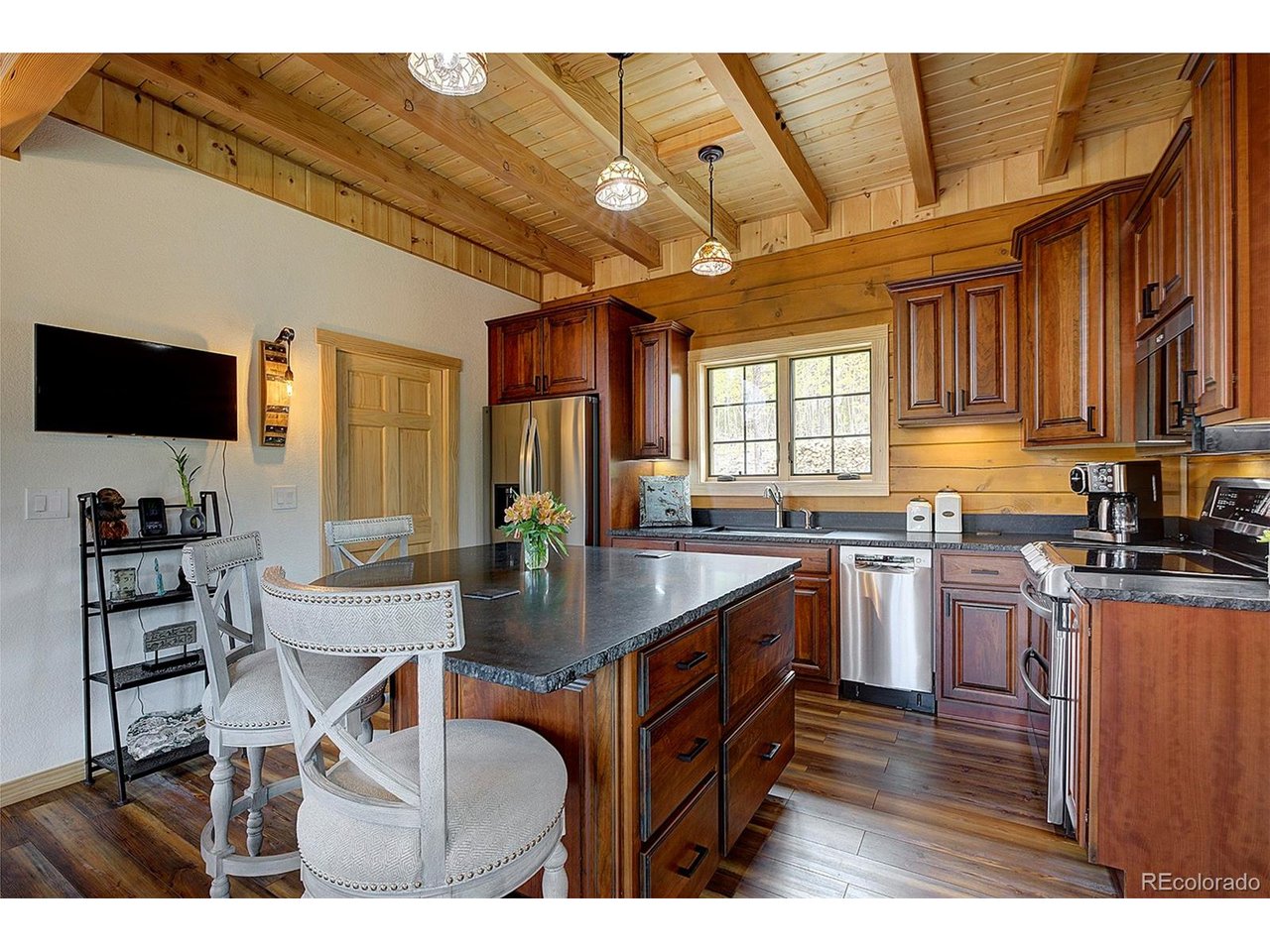 Wonderful eat in kitchen, granite island and plenty of space