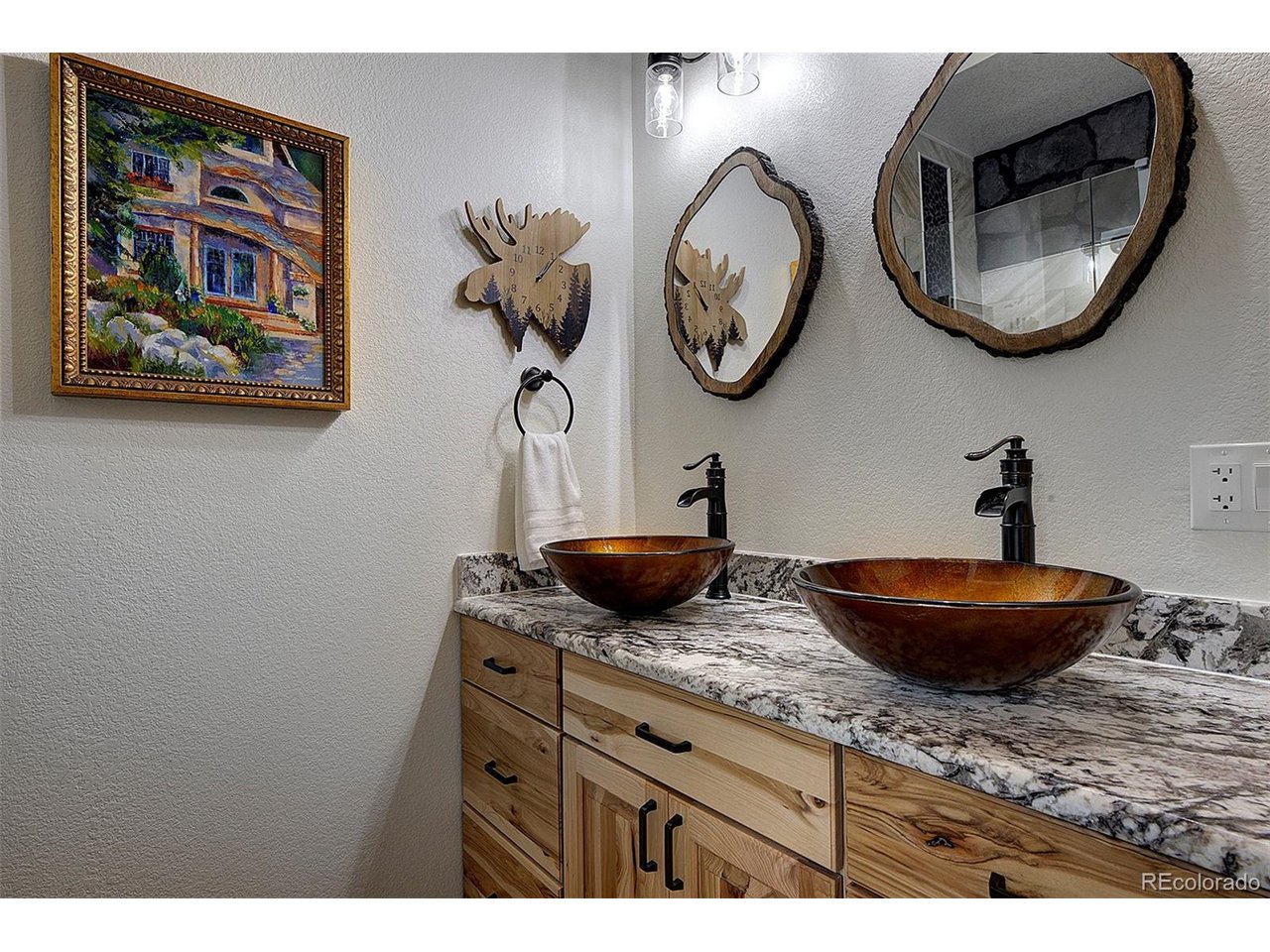Primary bath has dual sinks, walk in closet